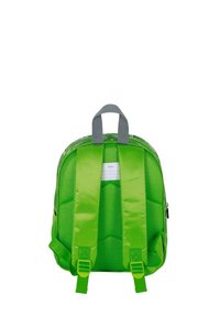 Mochila verde con tejido de malla, correas grises ajustables y un asa en la parte superior. Cuenta con una etiqueta para el nombre y un bolsillo con cremallera lateral. Forma compacta.