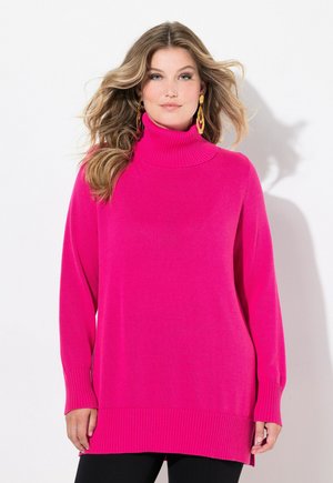 Pull en col roulé fuchsia avec des poignets et un ourlet côtelés, offrant une coupe ample et des fentes sur les côtés, fabriqué en tissu doux et texturé.