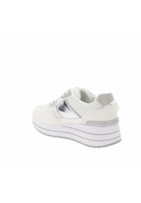 Sneaker bianco con suola a strati, materiali in rete e sintetici, finiture argentate e lacci rotondi. Presenta un colletto imbottito e un pull tab.