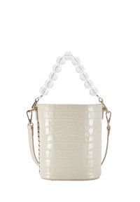Sac seau couleur crème avec texture crocodile et poignée supérieure composée de grosses perles transparentes.