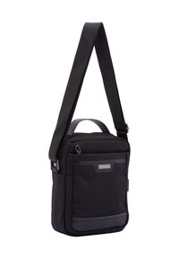 Borsa a tracolla nera in tessuto con una larga tracolla regolabile, manico superiore, tasca frontale e accenti in hardware argentato lucido sul compartimento principale.