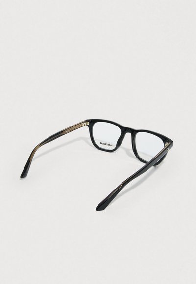 Černé plastové brýle s lesklým povrchem, obdélníkovými čočkami a dekorativními hnědými rameny s vzorem. Uvnitř jsou viditelné čiré čočky.