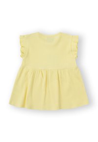 Vestido amarillo de canalé con mangas cortas y ligeras y una falda acampanada. La parte trasera presenta una textura suave y un escote redondo.