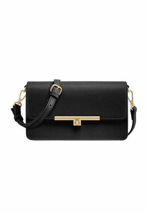 Sac bandoulière en cuir noir texturé avec sangle réglable et fermeture à barrette horizontale en métal doré sur le rabat avant.