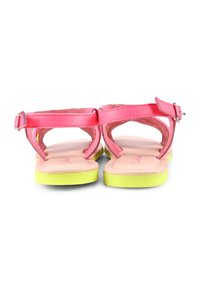 Sandali sintetici rosa con suola gialla, dotati di due cinturini regolabili e una soletta liscia. Design minimalista con retro aperto.