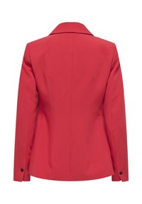 Veste tailleur rouge avec un col structuré, des manches longues et une fermeture à un bouton. Tissu lisse avec des coutures détaillées à l'arrière.