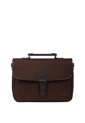 Mallette marron foncé avec poignée supérieure, fermeture par sangle à boucle avant et tissu texturé sur fond blanc.