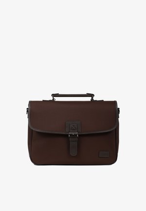 Mallette marron foncé avec poignée supérieure, fermeture par sangle à boucle avant et tissu texturé sur fond blanc.