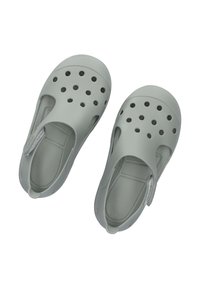 Zuecos de goma grises con orificios de ventilación, con una correa trasera y un interior texturizado para mayor comodidad. Diseño simple y ligero.