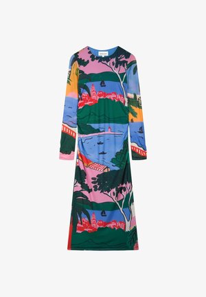 Langärmeliges Kleid mit farbenfrohem Landschaftsprint, der Bäume, Wasser, Boote, Hügel, rote Gebäude und einen Leuchtturm zeigt.