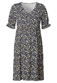 Svart knälång klänning med gula, vita och blå blomstermönster, V-ringning och korta puffärmar med volangkant.