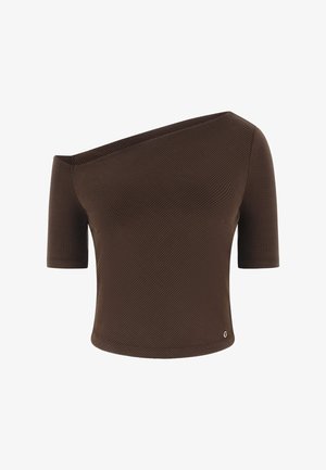 Bruin geribbeld crop top met een asymmetrische halslijn, korte mouwen en een aansluitende pasvorm. Heeft een klein logodetail bij de zoom.