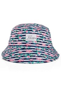 Bucket-Hut mit einem navyblauen und weißen gestreiften Muster, ausgestattet mit rosa Flamingos und tropischen Blumen. Enthält ein gesticktes Logo-Patch auf der Vorderseite.