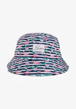 Buket hat med et marineblåt og hvidt stribet mønster, der har lyserøde flamingoer og tropiske blomster. Inkluderer et syet logo-patch på forsiden.