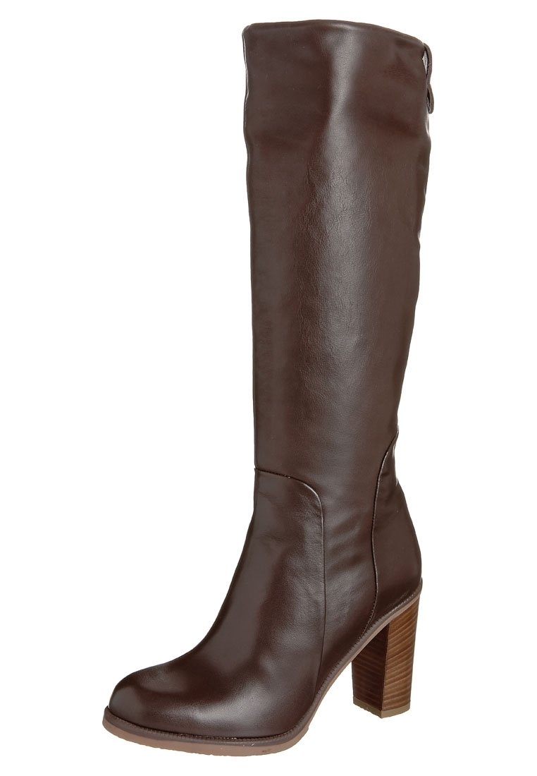 Botte haute jusqu'au genou en cuir marron avec un bout rond et un talon épais en bois. Présente une texture lisse et un détail de couture latérale.