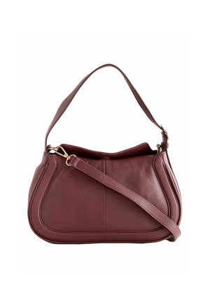 Kleine bordeauxrode leren handtas met twee banden, één kort hengsel en één langere verstelbare band, goudkleurige hardware.