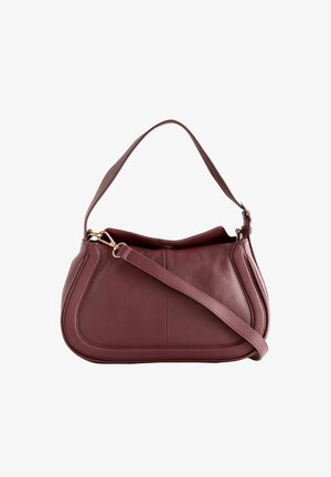 Kleine bordeauxrode leren handtas met twee banden, één kort hengsel en één langere verstelbare band, goudkleurige hardware.