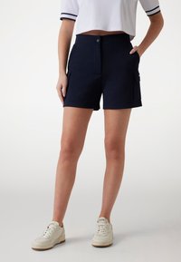 Pantaloni cargo navy realizzati in materiale leggero, caratterizzati da una vita alta, chiusura frontale con bottone e tasche laterali per la funzionalità.