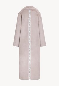 Jasnobeżowy płaszcz z futra syntetycznego o luźnym kroju, z długimi rękawami, klapami oraz kontrastowym pionowym paskiem z logo z tyłu.