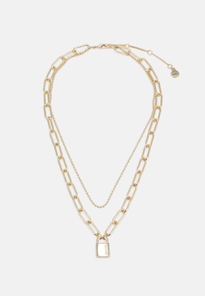 Dwuwarstwowy złoty naszyjnik z jednym łańcuszkiem z dużych ogniw i jednym z małych koralików, z prostokątnym wisiorkiem w kształcie kłódki.