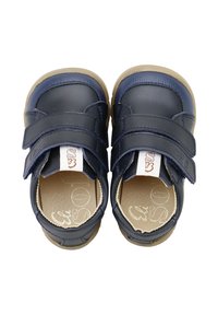 Zapatos de cuero azul marino con suelas de goma marrón, que cuentan con dos correas de Velcro y un diseño texturizado en la parte superior. El interior tiene un forro de un color claro.