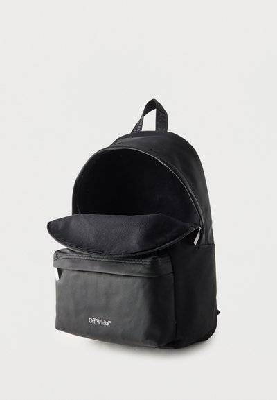 Μαύρο σακίδιο πλάτης Off-White με ανοιχτό το κύριο διαμέρισμα και μπροστινή τσέπη με φερμουάρ, εμφανιζόμενο πάνω σε απλό λευκό φόντο.