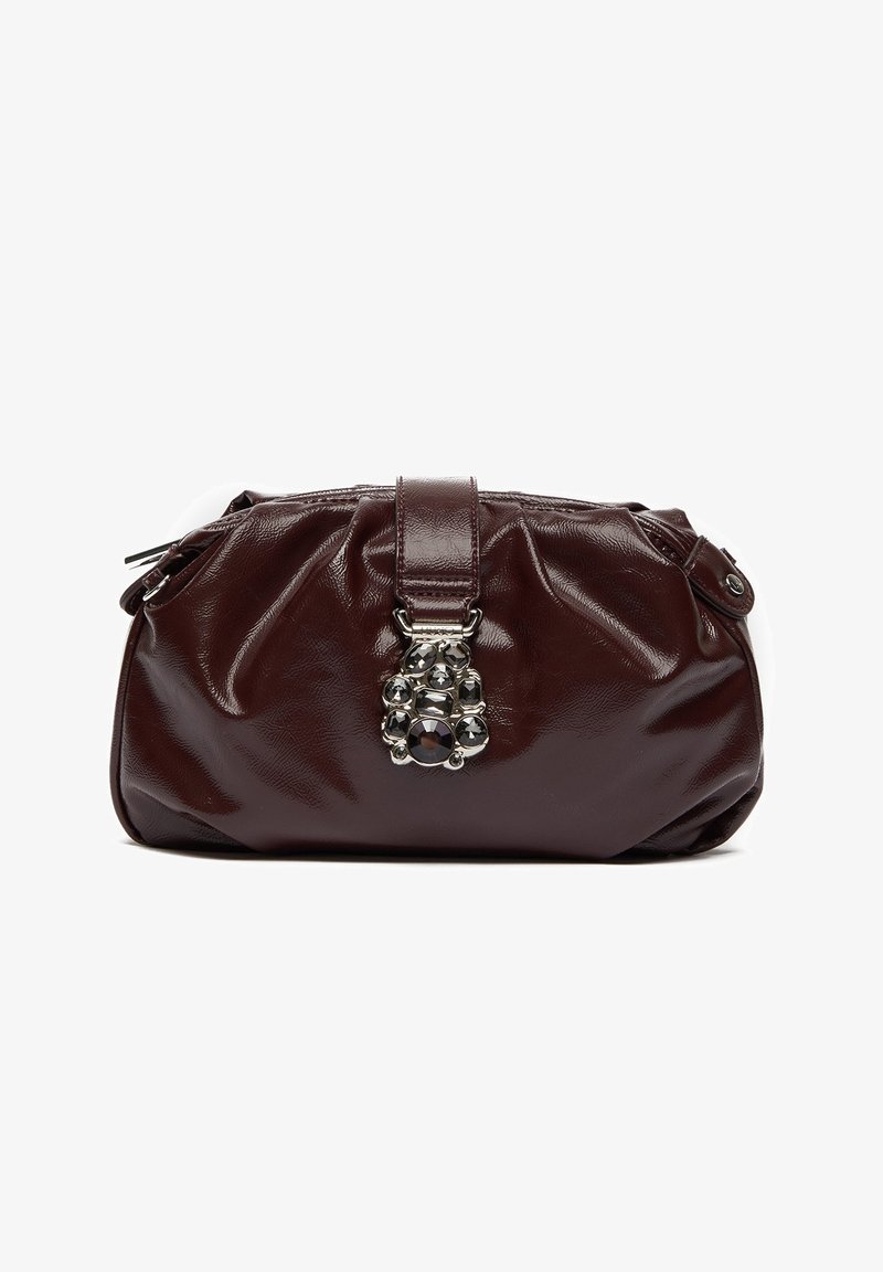 Pochette en cuir marron foncé avec texture froncée et fermoir décoratif argenté orné de multiples clous arrondis.