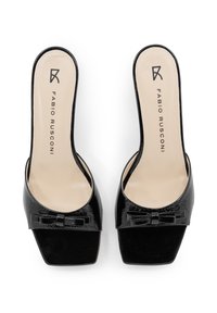 Mule in pelle verniciata nera con punta quadrata e dettaglio a fiocco, con soletta beige contrassegnata dal nome del marchio Fabio Rusconi.