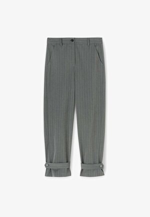 Pantalones de rayas grises con un corte relajado, que presentan puños enrollados sujetos con botones y bolsillos frontales. Tejido texturizado.