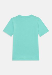 T-shirt à manches courtes dans une couleur turquoise clair, en matériau coton doux, avec un col rond classique et un dos uni.