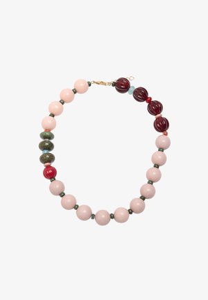 Naszyjnik z koralików z dużymi różowymi koralikami, zielonymi akcentami oraz mniejszymi bordowymi i turkusowymi detalami, z złotym zapięciem.