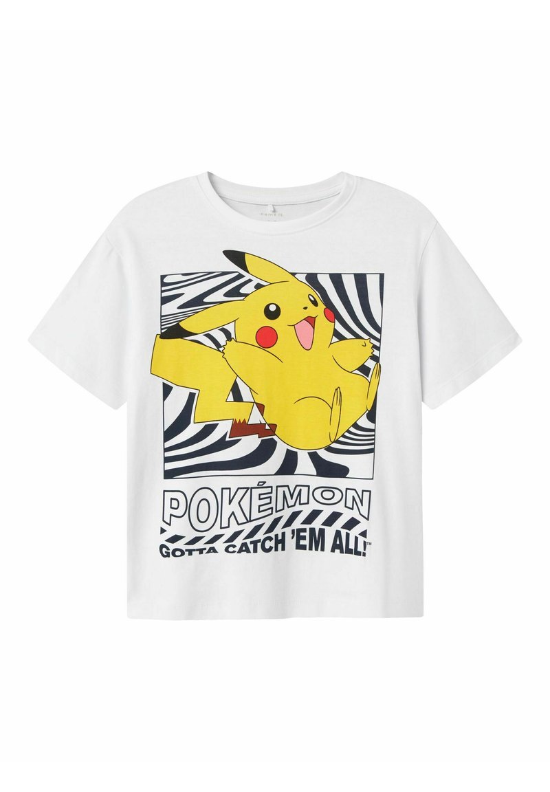 Balta marškinėliai su grafika, vaizduojančia Pikachu, juodai baltame dryžuotame fone ir tekstu "Pokémon Gotta Catch 'Em All!"