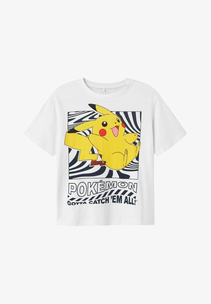 Balta t-kreklu ar Pikachu grafiku uz melnbaltā svītraina fona un tekstu "Pokémon Gotta Catch 'Em All!"