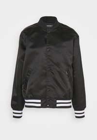 Schwarze Satin-Bomberjacke mit Druckknöpfen, zwei Fronttaschen, geripptem Kragen, Bündchen und Saum mit weißen Streifen.