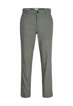 Pantalon slim fit gris clair pour homme avec passants de ceinture, fermeture par bouton et poches avant, présenté de face sur fond blanc.