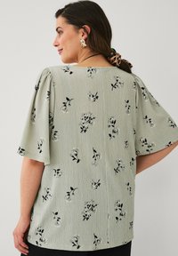 Ellos Plus collection OBERTEIL MIT SCHMETTERLINGSÄRMELN. - Blouse ...