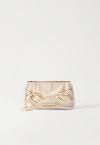 Béžová kožená kabelka typu clutch s detailom retiazky v tvare srdca zlatého odtieňa, doplnená krútenými šnúrkami a hladkým povrchom. Logo je umiestnené na prednej strane.