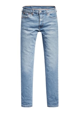 Jean en denim bleu clair slim fit avec bouton à l'avant, fermeture éclair, passants pour ceinture et design cinq poches sur fond blanc.