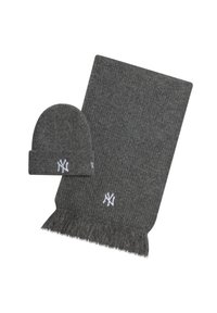 Bufanda de punto gris con flecos y gorro a juego, ambos con un logo bordado en blanco. Textura suave, diseño informal.
