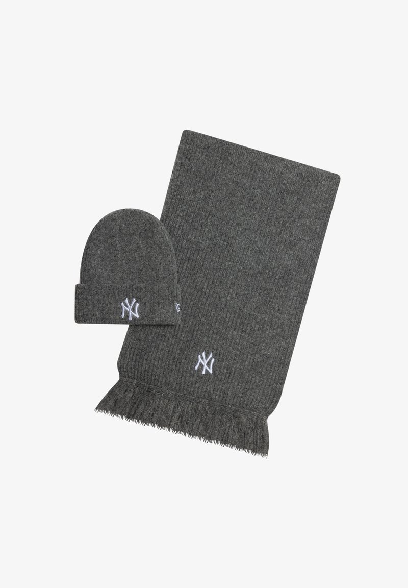 Szary dzianinowy szalik z frędzlami i pasującą czapką, obie z białym haftowanym logo. Miękka tekstura, casualowy design.