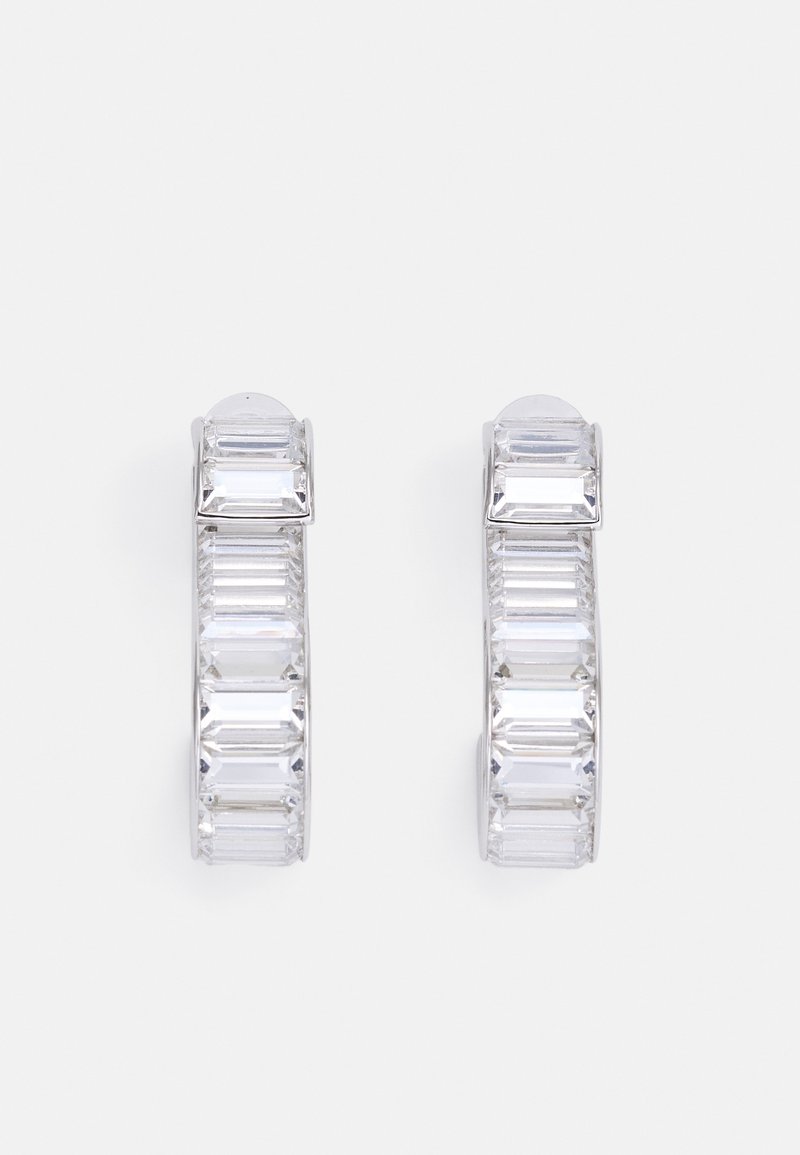 Boucles d’oreilles créoles en argent serties de pierres précieuses rectangulaires transparentes disposées en rangée continue, présentées sur un fond blanc.