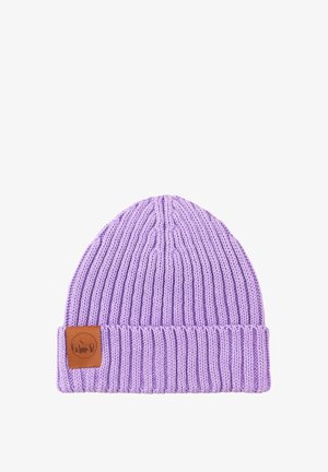 Jasnofioletowa prążkowana dzianinowa czapka z podwiniętym mankietem i brązową skórzaną łatą z motywem góry i niedźwiedzia.