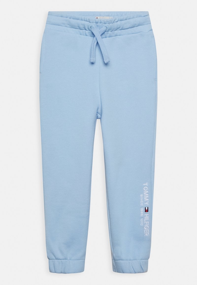 Lyseblå sweatpants med elastisk talje og snøre. Har sidelommer og broderet "Tommy Hilfiger" logo på benet.