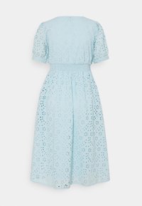 Světlomodré krajkové šaty s krátkými nabíranými rukávy, řaseným pasem a květinovými vyřezávanými vzory po celém obvodu. Midi délka.