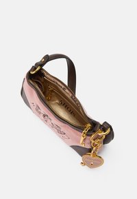 Ροζ υφασμάτινη τσάντα με �καφέ δερμάτινες λεπτομέρειες, χρυσό φερμουάρ και μπρελόκ. Ο εσωτερικός χώρος διαθέτει χρυσή επένδυση. Λουλουδάτο σχέδιο στο πλάι.