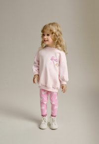 Next BARBIE CREW SET  - REGULAR FIT - Retuusid - püksid - pink