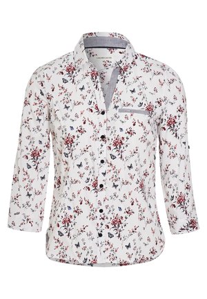 Bluse mit Blumenmuster und 3/4-Ärmeln. Der weiße Stoff zeigt rote und blaue Blumen- und Schmetterlingsmuster, mit einer Brusttasche und grauen Akzenten.