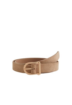 Cintura in camoscio marrone chiaro arrotolata con fibbia rotonda in metallo dorato su sfondo bianco.