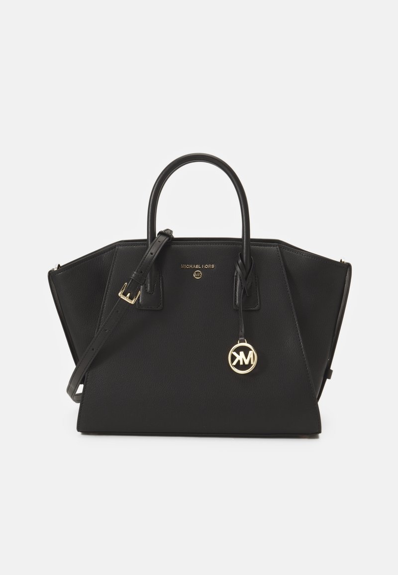 Sac à main en cuir noir avec un design structuré, des poignées supérieures, une bandoulière amovible, des éléments en métal doré et un charm logo suspendu.