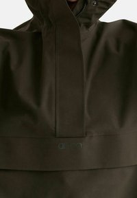 Veste de pluie à capuche vert olive foncé avec fermeture éclair et boutons-pression à l'avant.